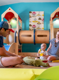 Camping Serignan Plage Herault Couple Bebe Maison des Tout Petits