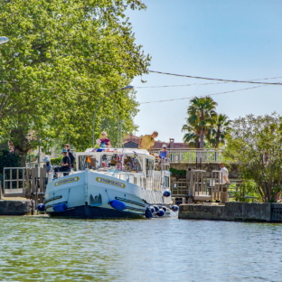 Camping Serignan Plage Herault Regio Canal du Midi Sluis Boot