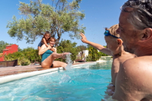 Campingplatz Serignan Plage Herault Schwimmen Lagune Schwimmbecken Familie