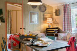 Campingplatz Serignan Plage Herault Cabane Jardin Premium 2 Zimmer Wohnbereich Küche