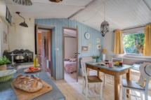 Campingplatz Serignan Plage Herault Cabane Pecheur Premium 2 Zimmer Wohnbereich Küche
