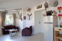 Campingplatz Serignan Plage Herault Cabane Robinson Premium 2 Zimmer Wohnbereich Küche