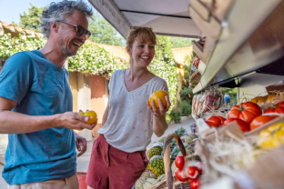 Serignan Plage Campsite Herault Couple Fruits Grocery
