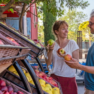 Camping Serignan Plage Herault Commerce Primeur Fruits Couple Pommes