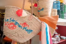 Campingplatz Serignan Plage Herault Geschäfte Souvenirgeschäft Handtasche Korbwaren