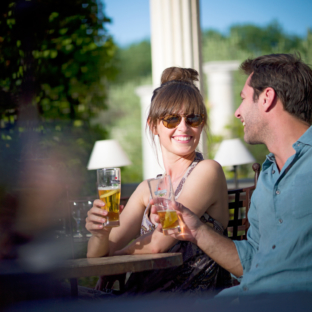 Camping Serignan Plage Herault Restauration La Villa Terrasse Couple Bière