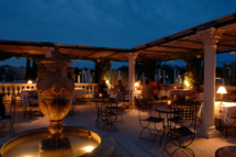 Campingplatz Serignan Plage Herault Gastronomie La Villa Terrasse Säulen Nacht