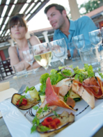 Campingplatz Serignan Plage Herault Gastronomie La Villa Terrasse Paar Gemüseteller Mediterran