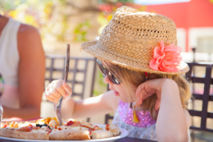 Campingplatz Serignan Plage Herault Gastronomie La Villa Kind Pizza