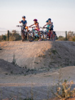 Campingplatz Serignan Plage Herault Jugendliche Strand Fußball Beach Soccer Strand Fahrrad
