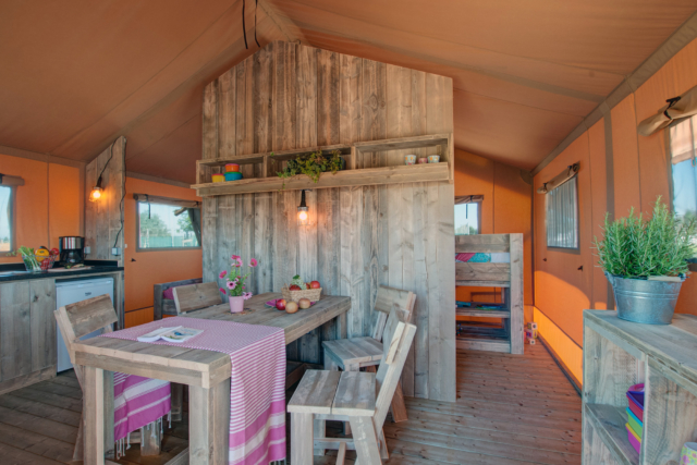 Camping Serignan Plage Herault Lodgetent Seoune 2 Bloemen Woonkamer Keuken